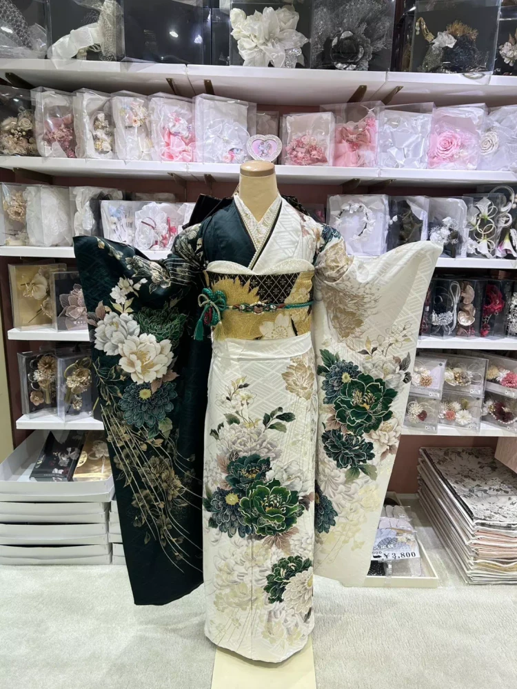 TAKAZEN姫路店の深緑方身替りの正統派振袖