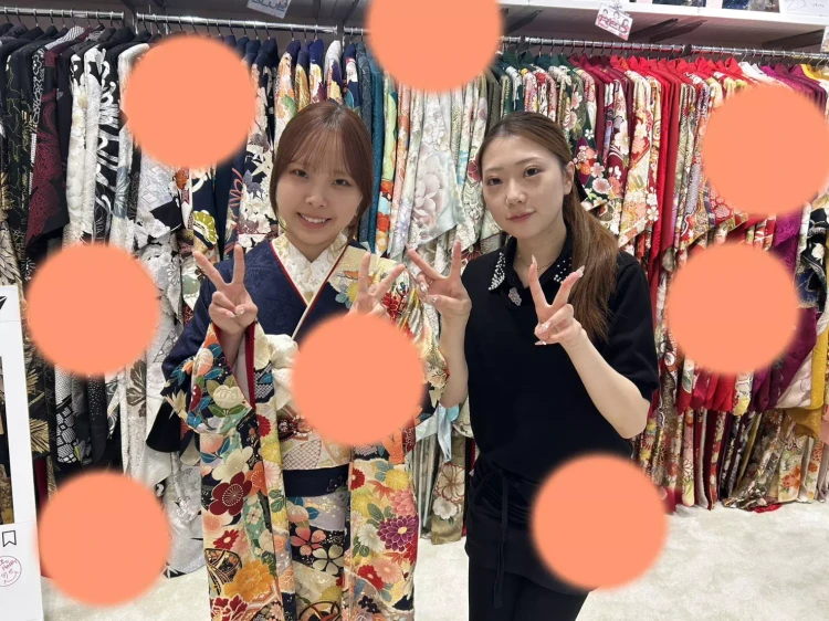 TAKAZEN神戸旧居留地店紺色の古典柄のお振袖のご紹介