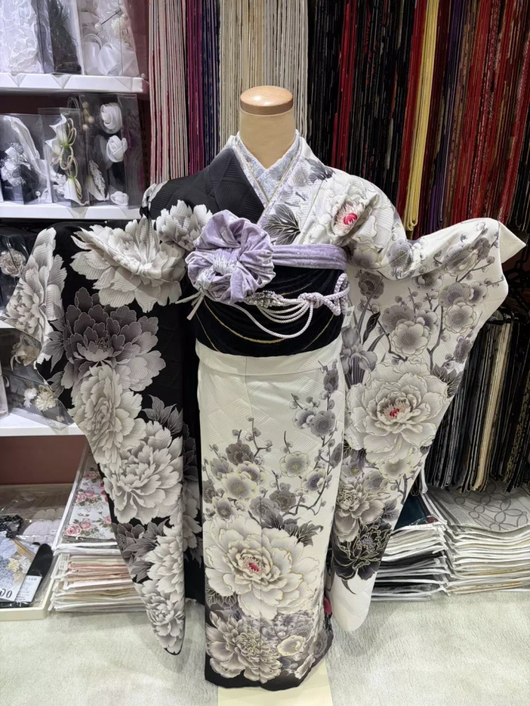 TAKAZEN姫路店ちいぽぽちゃん着用の片身代わりの白×黒×紫のイマドキ古典振袖