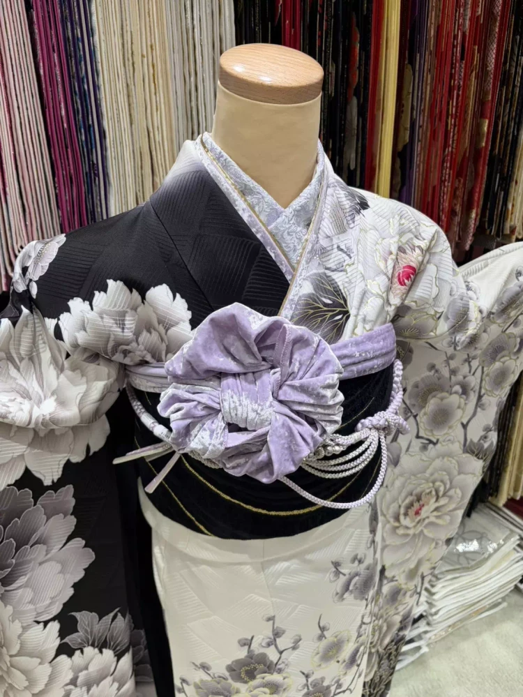 TAKAZEN姫路店ちいぽぽちゃん着用の片身代わりの白×黒×紫のイマドキ古典振袖