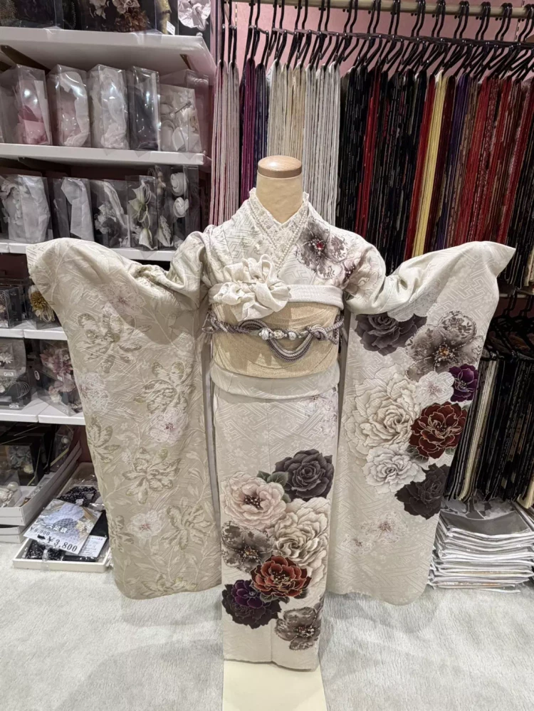 TAKAZEN姫路店の落ち着いた印象のバラ柄の付いたくすみ系お振袖のコーディネート
