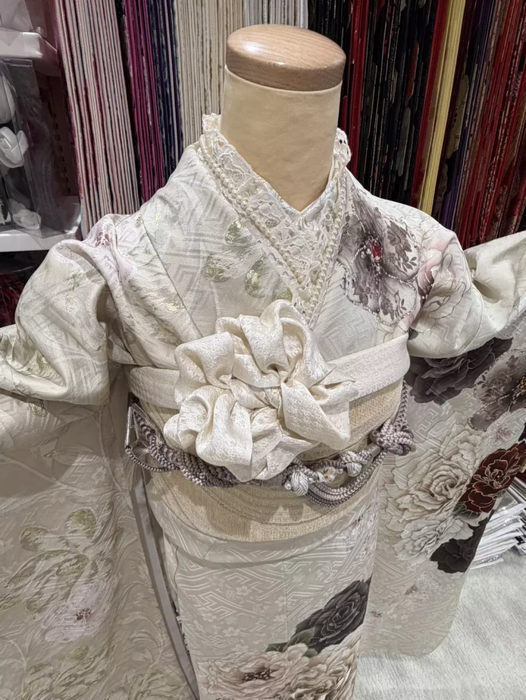 TAKAZEN姫路店の落ち着いた印象のバラ柄の付いたくすみ系お振袖のコーディネート