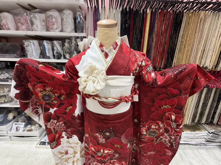 TAKAZEN姫路店の赤色×白色のイマドキ古典振袖を徹底解説