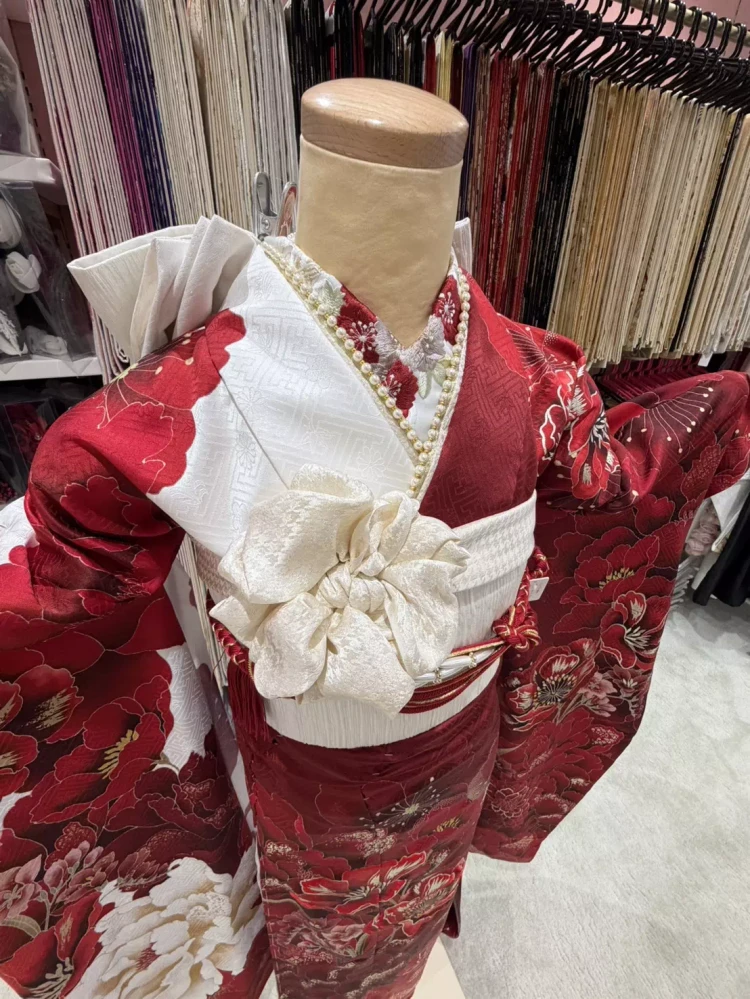 TAKAZEN姫路店の赤色×白色のイマドキ古典振袖を徹底解説