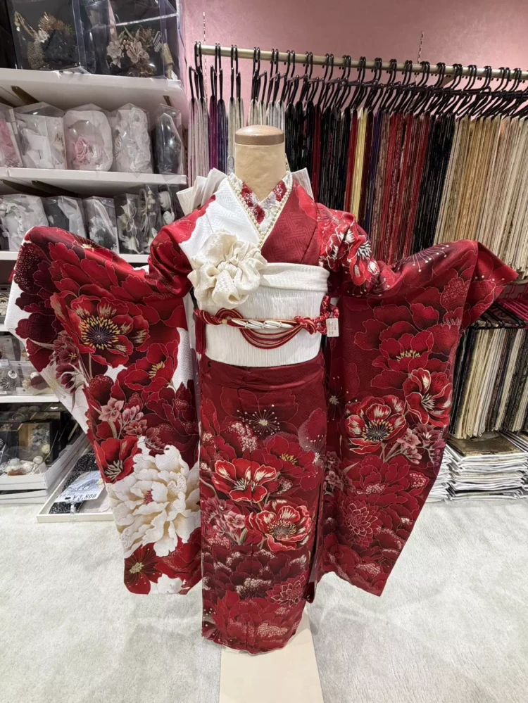 TAKAZEN姫路店の赤色×白色のイマドキ古典振袖を徹底解説