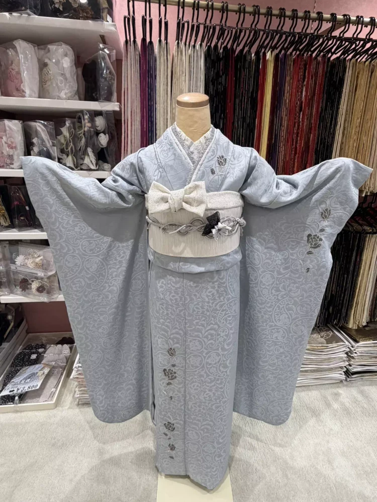 TAKAZEN姫路店のヴィンデージスタイルのくすみ水色の薔薇の刺繡がついたシンプルなデザインのお振袖