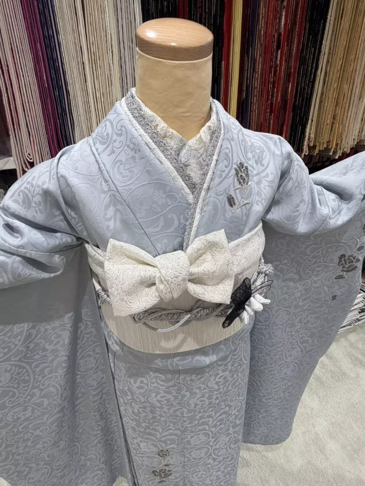 TAKAZEN姫路店のヴィンデージスタイルのくすみ水色の薔薇の刺繡がついたシンプルなデザインのお振袖