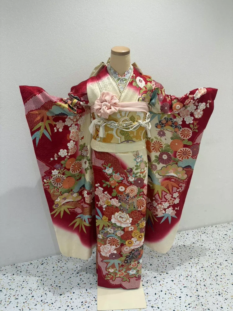 TAKAZEN姫路店の古典柄王道赤色振袖のご紹介