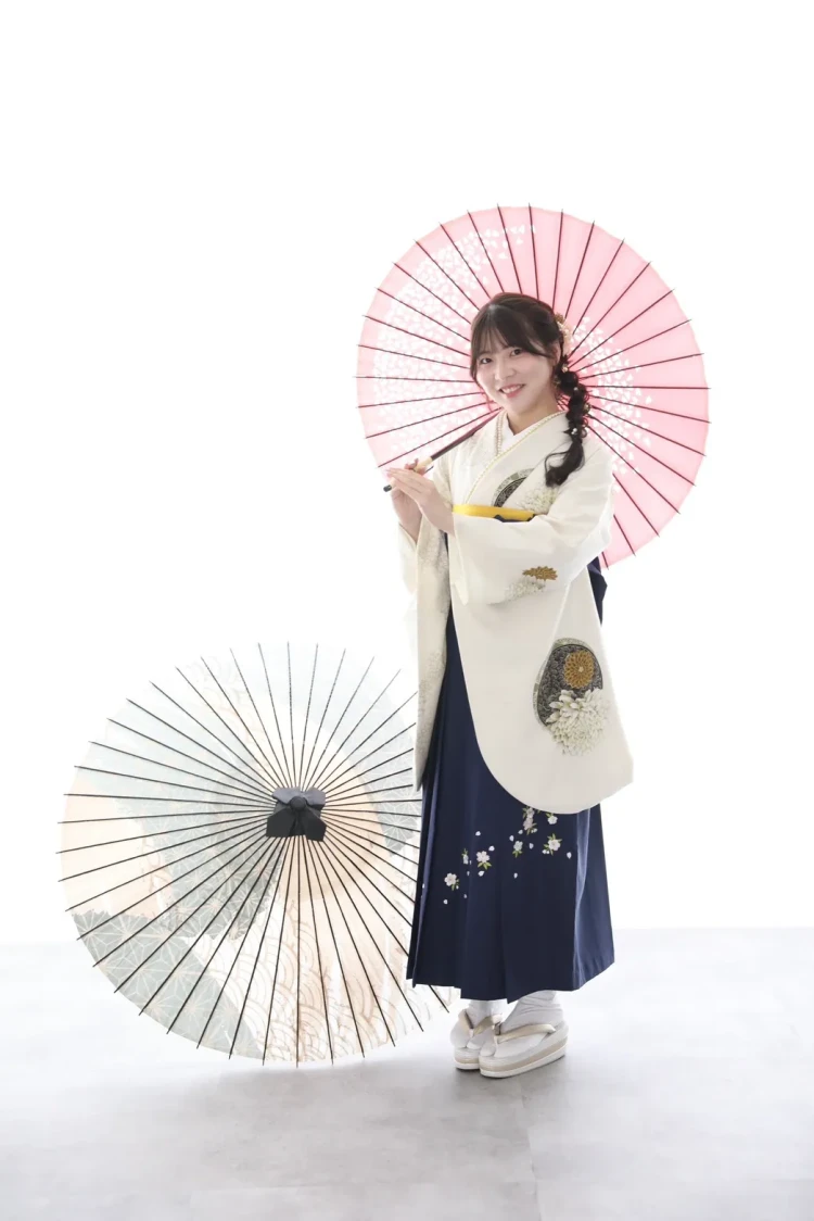 白地紺色袴の袴前撮りショット