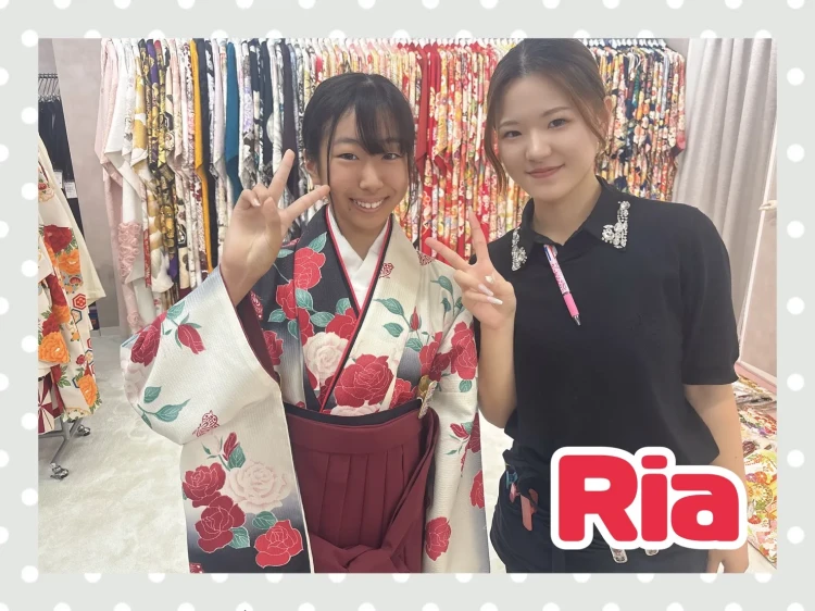 TAKAZEN奈良店で赤のバラ柄袴をご契約されたお客様の写真