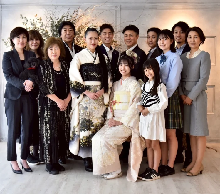 振袖姿のお嬢様を中心に、ご家族みんなで撮影した華やかな集合写真。ご家族やご兄弟、ペットも一緒に写った、成人式の記念にぴったりな一枚。