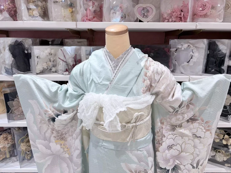 TAKAZEN姫路店のミントグリーンのくすみカラー振袖。