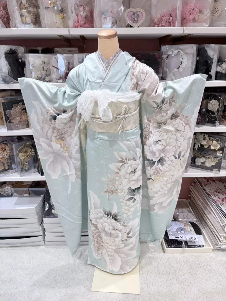 TAKAZEN姫路店のミントグリーンのくすみカラー振袖。