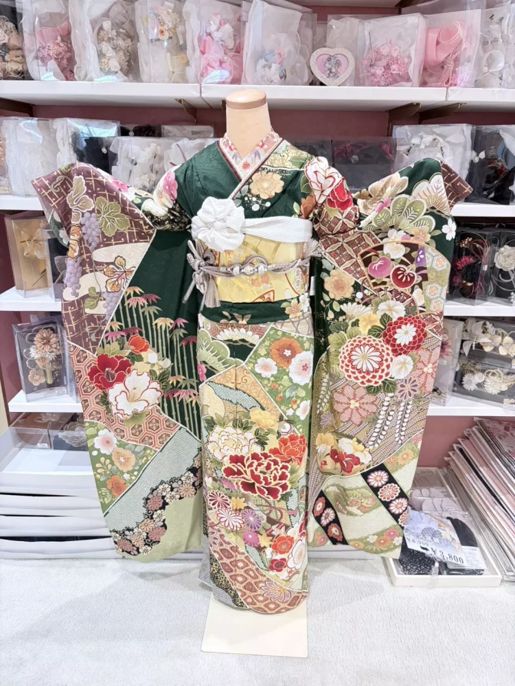 TAKAZEＮ姫路店の深緑のお花柄振袖。古典柄振袖で上品で大人っぽい古典振袖。