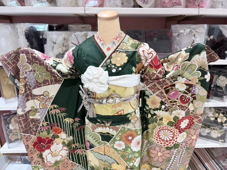 TAKAZEＮ姫路店の深緑のお花柄振袖。古典柄振袖で上品で大人っぽい古典振袖。