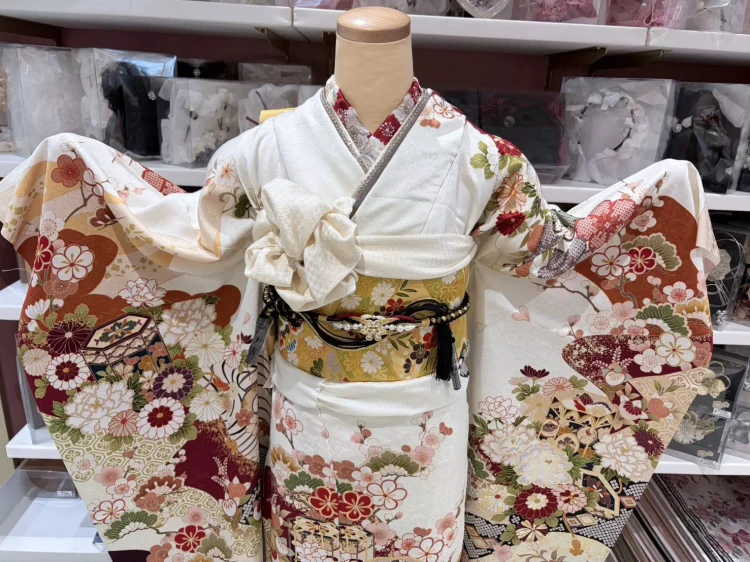 白地×ワインレッドの古典柄振袖。花柄が華やかに描かれた上品な振袖。