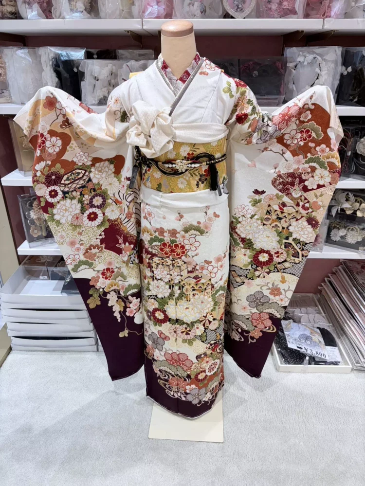 白地×ワインレッドの古典柄振袖。花柄が華やかに描かれた上品な振袖。
