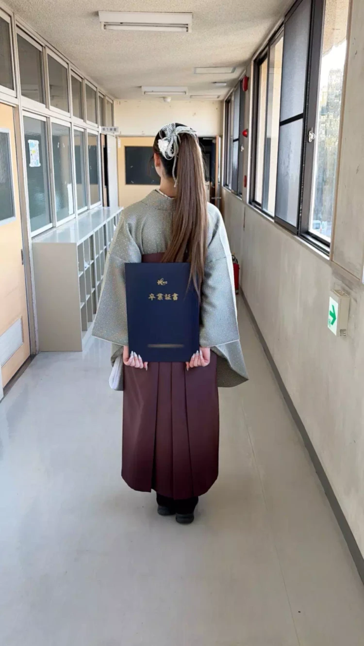 卒業証書の後ろ姿ポーズ