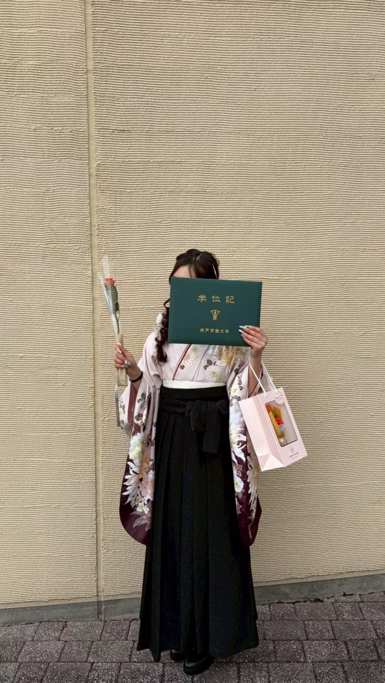 王道卒業式証書を持っての撮影