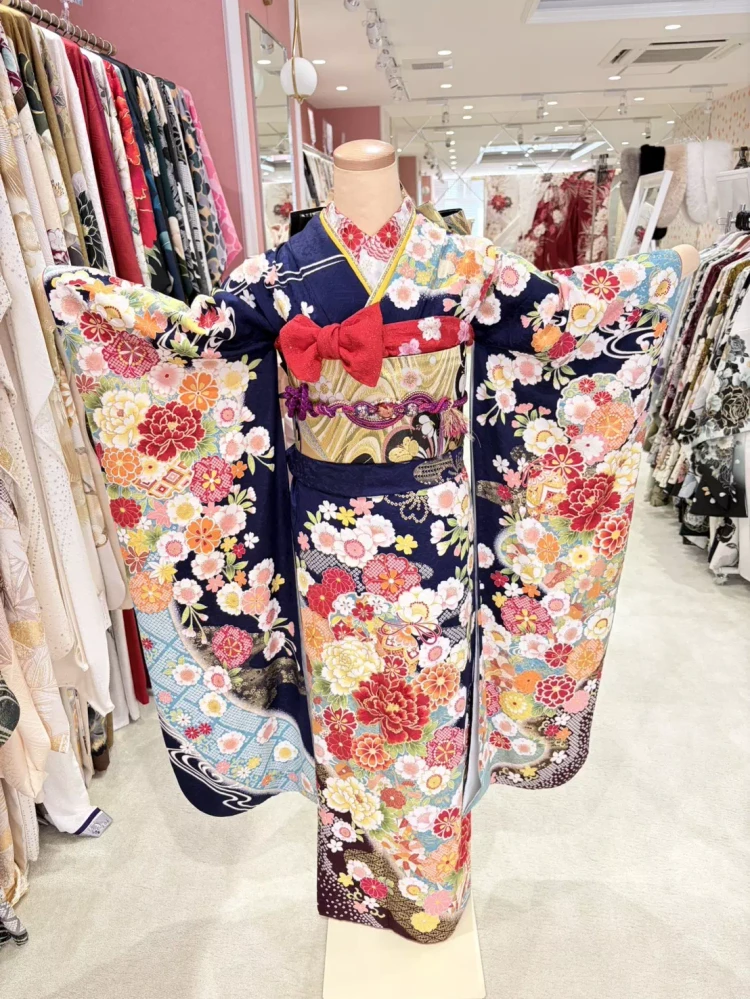 紺色の古典柄振袖。小柄な花が散りばめられたカワイイお振袖。