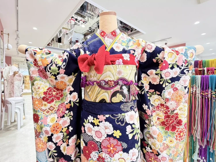 紺色の古典柄振袖。小柄な花が散りばめられたカワイイお振袖。