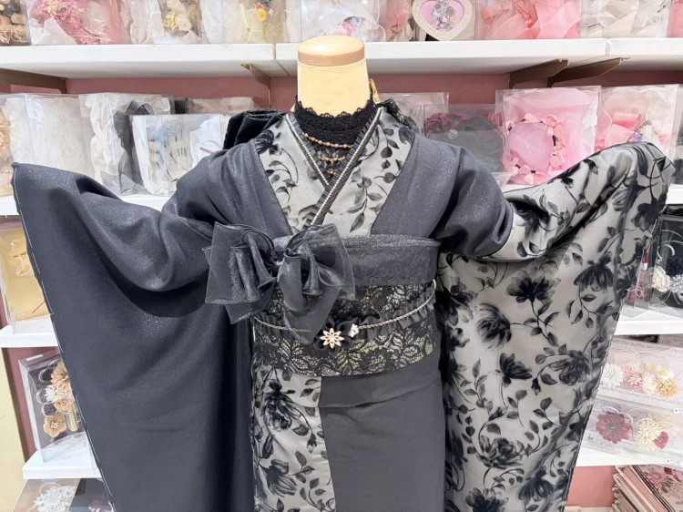 TAKAZEN姫路店のヴィンテージスタイルのお振袖紹介。ブラック×グレーのシンプルだけど可愛らしさのあるお振袖。