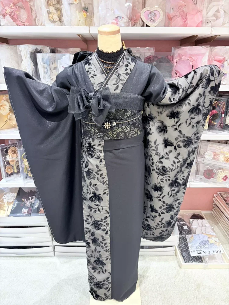TAKAZEN姫路店のヴィンテージスタイルのお振袖紹介。ブラック×グレーのシンプルだけど可愛らしさのあるお振袖。