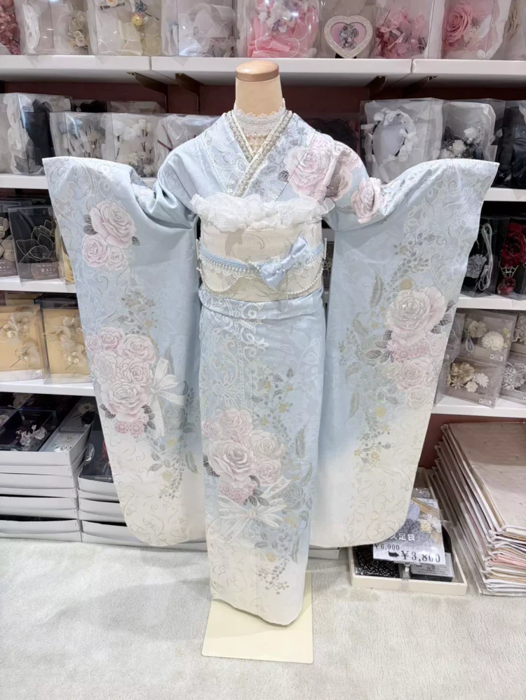 TAKAZENオリジナルのヘップバーンシリーズ振袖ローズの振袖。淡い水色で女の子らしいお振袖。