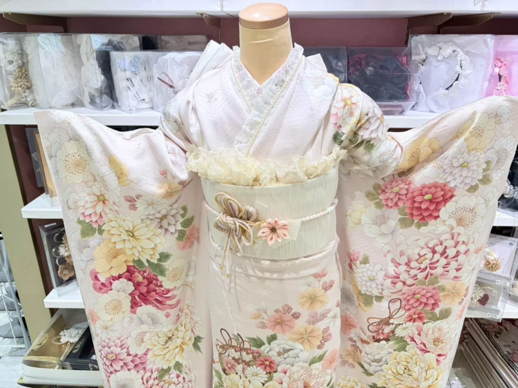 TAKAZEN姫路店の新作の淡いピンク振袖。