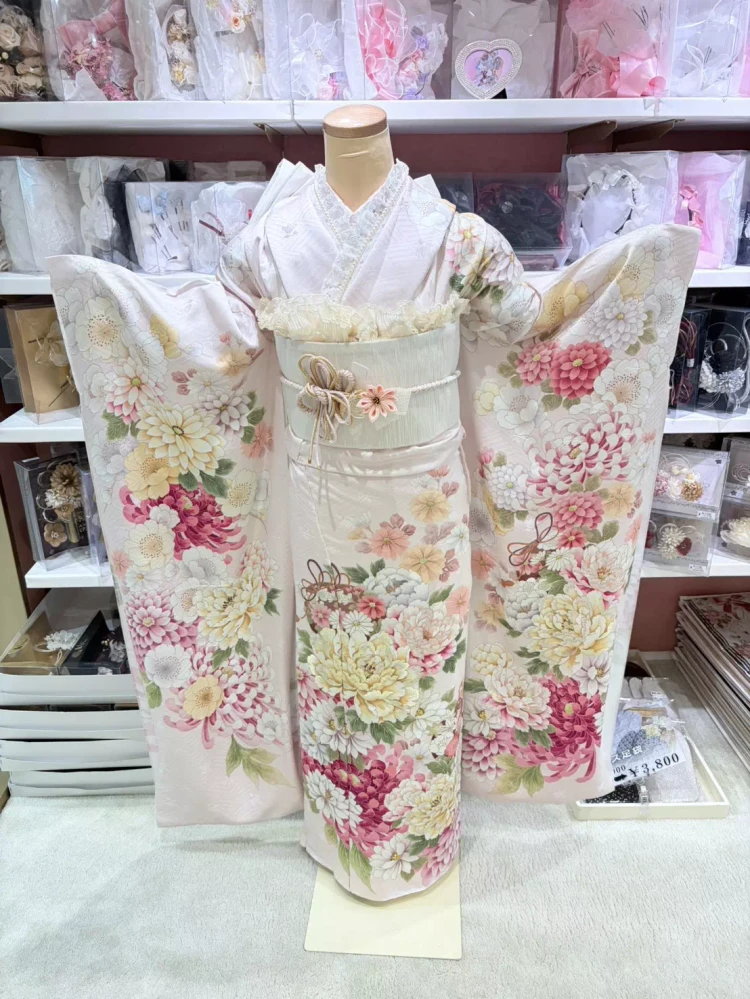 TAKAZEN姫路店の新作の淡いピンク振袖。