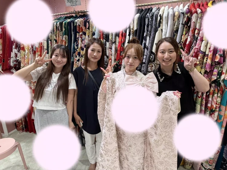 TAKAZEN姫路店のタカゼンオリジナルのヘップバーンシリーズの全面グリッターのキラキラピンク色のお振袖