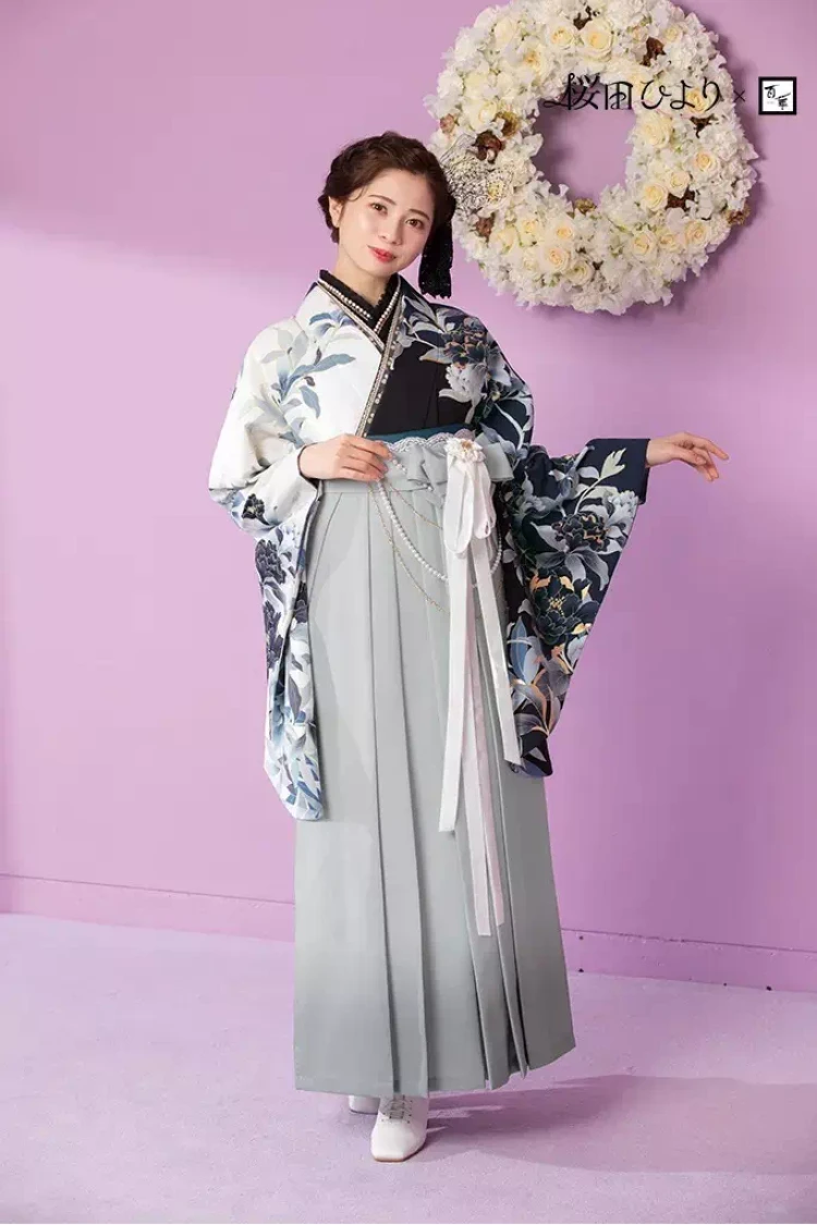 古典柄の片身代わりの紺色のイマドキオシャレな袴