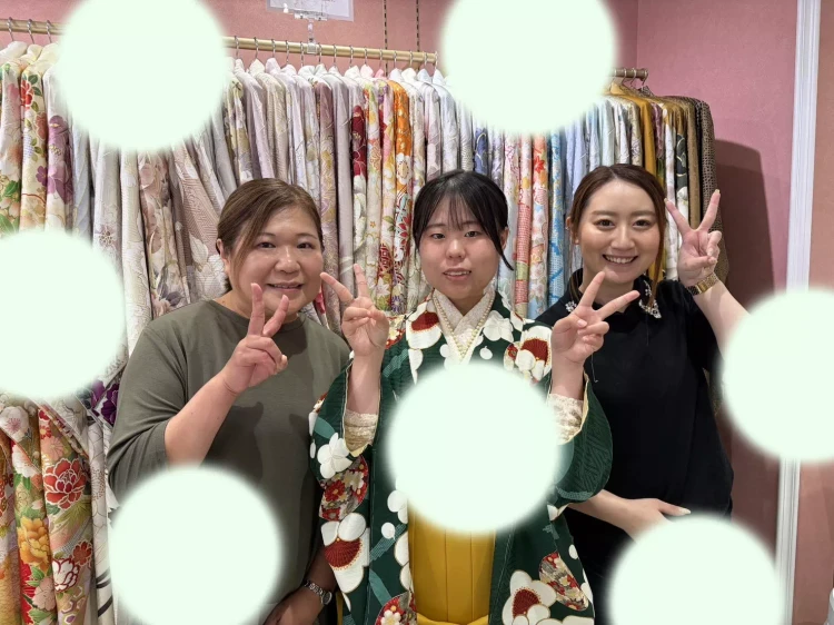 TAKAZEN姫路店の古典柄緑色の小振袖にからし色の袴コーデの2027大学卒業式のお嬢様