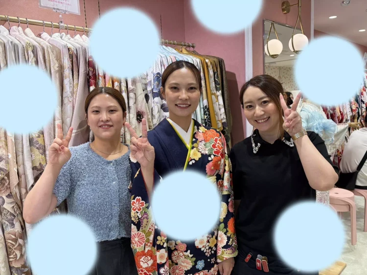 TAKAZEN姫路店のお出かけプランの紺色振袖の大人可愛い姫ちゃん紹介。