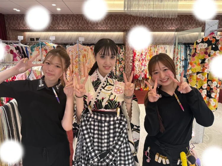 TAKAZEN東京表参道店Flagshipで白地に古典柄の小振袖と黒と白のチェック柄の袴をご契約いただいたお客様の紹介。