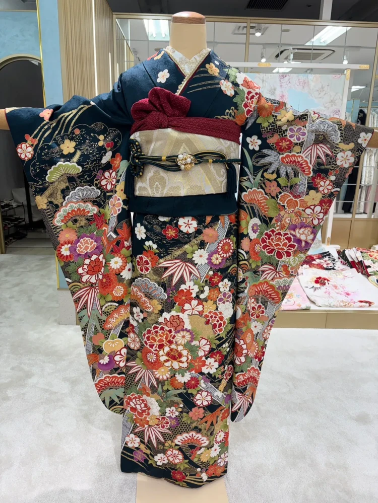 安くて上品に着こなせる深緑色の古典柄のお振袖のコーデ
