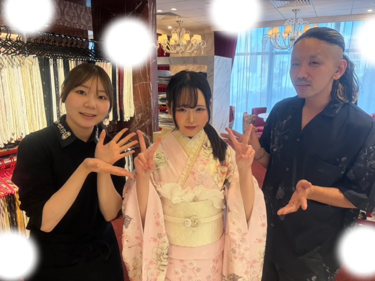 TAKAZEN東京表参道店Flagshipでヘップバーンシリーズのピンク色のお振袖をフォトプランでご契約いただいたお嬢様のご紹介。