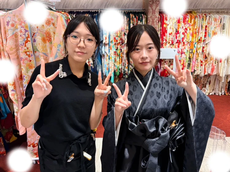 TAKAZEN東京表参道店Flagshipでヘップバーンシリーズの黒色のヒョウ柄ドレス袴コーデをご契約いただいたお客様の紹介。