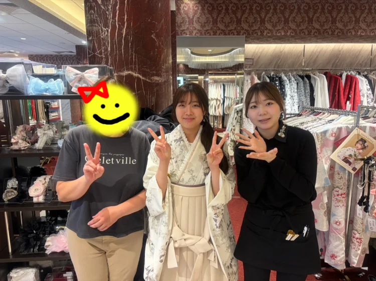 TAKAZEN東京表参道店Flagshipで、くすみカラーでボタニカルフラワー柄の袴をご契約いただいたお客様の紹介。
