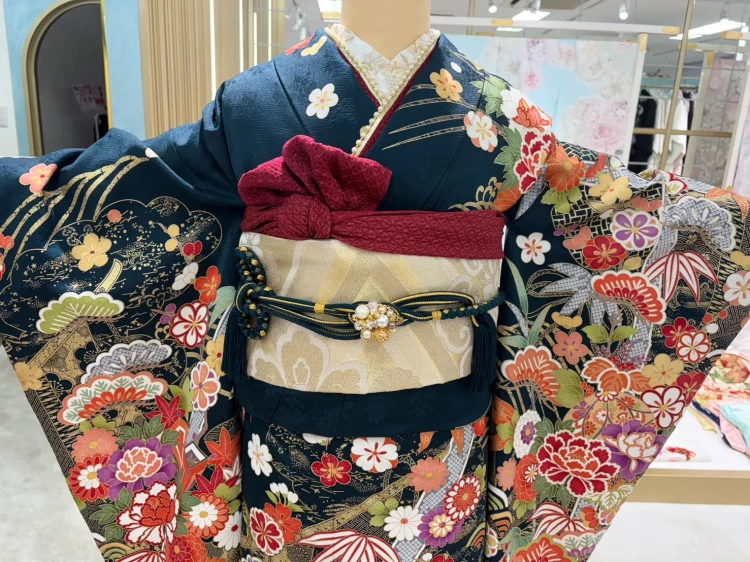 安くて上品に着こなせる深緑色の古典柄のお振袖のコーデ