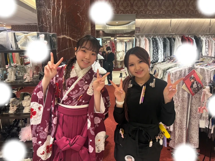 TAKAZEN東京表参道店Flagshipで赤の古典、袴をご契約いただいたお客様の紹介。