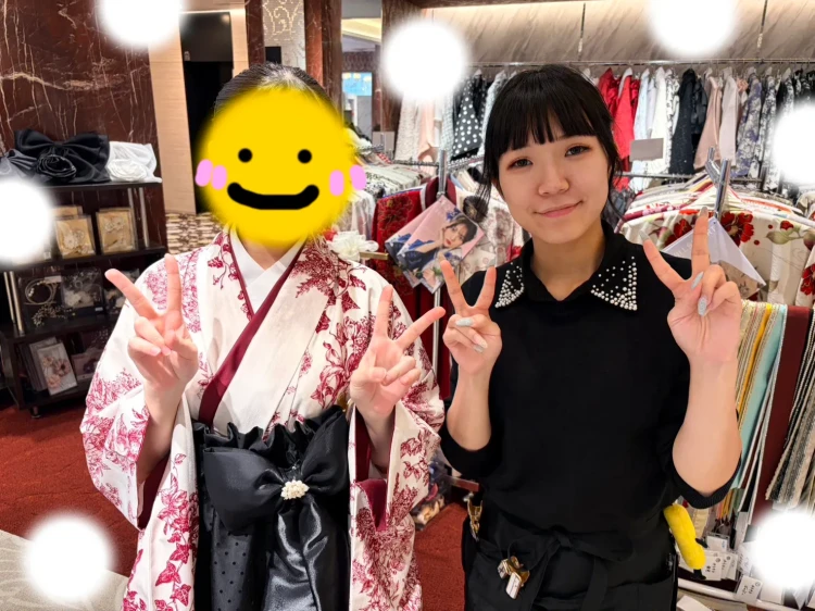 TAKAZEN東京表参道店Flagshipでジルスチュアートの小振袖と黒色のドット柄のドレス袴をご試着いただいたお客様の紹介。