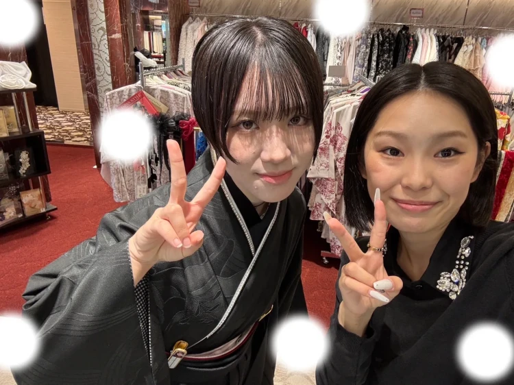 TAKAZEN東京表参道店Flagshipでレトロ古典柄の黒色のお振袖をご契約いただいたお客様のご紹介。