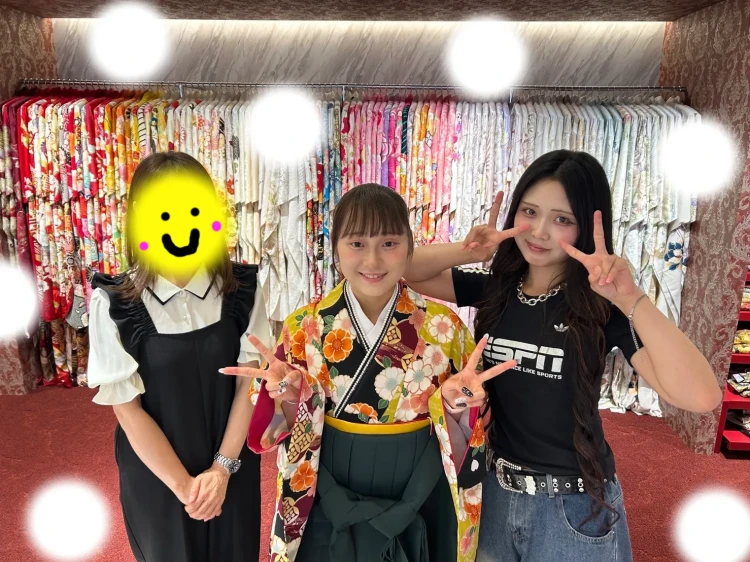 TAKAZEN東京表参道店Flagshipでに花柄の古典の小振袖と黒色の無地の袴をご契約いただいたお客様の紹介