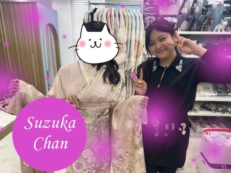 TAKAZEN心斎橋で写真プランで契約しに来店したお客様のコーデ写真。くすみカラーの振袖にピンクの小物を合わせた統一感のあるコーデになりました。