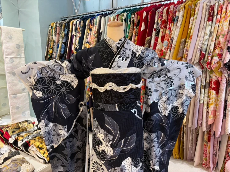 TAKAZEN堺店で展示している振袖