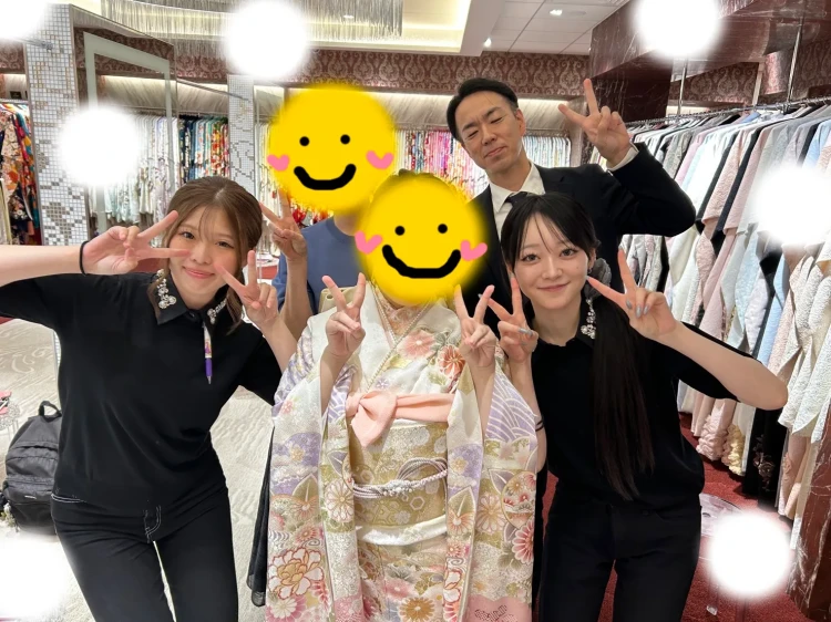 TAKAZEN東京表参道店Flagshipで正統派古典のくすみカラーの古典柄の振袖をご契約いただいたお客様の紹介。桜色のかわいいお振袖