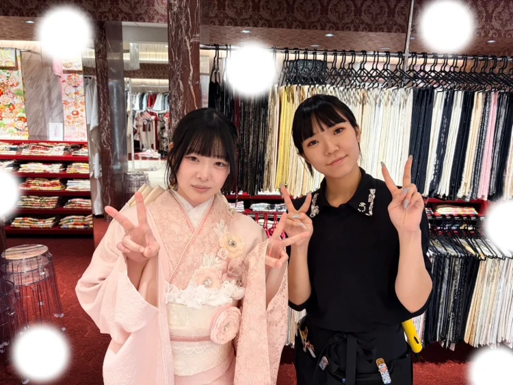 TAKAZEN東京表参道店FlagshipでTAKAZENオリジナルヘップバーンシリーズ、ピンク色のミニョンの振袖でフォトプランをご契約いただいたお客様の紹介。