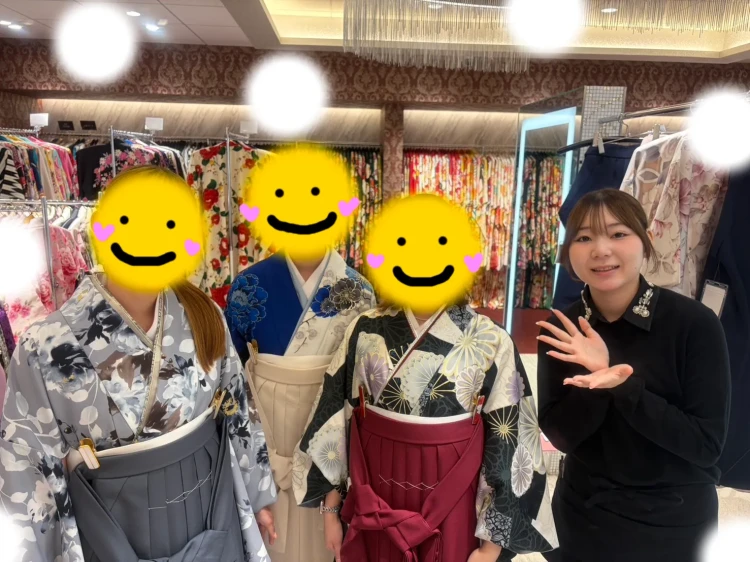 TAKAZEN東京表参道店Flagshipでグレーや青色、えんじいろの袴コーデを卒業式袴レンタルでご契約、ご試着いただいたお客様の紹介。