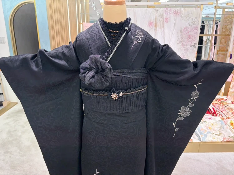 ヴィンテージ黒色のお振袖に新作も可愛い小物を合わせたコーデ